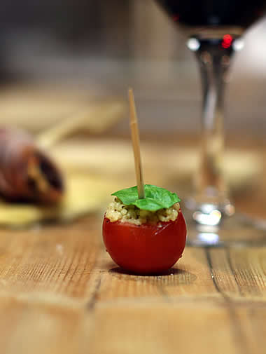 Mit Taboulé gefüllte Cherrytomate